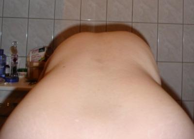 vorgebeugt, von hinten