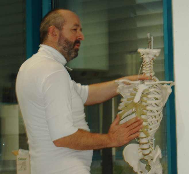 Wenn Du nicht auch so einen Buckel wie ich hatte bekommen willst, dann musst Du etwas dagegen tun! Das Korsett ist die stärkste (konservative) Waffe gegen die Kyphose.