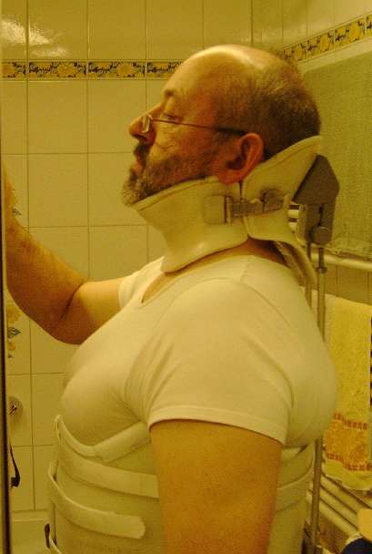 Hier von der Seite Das Ding schaut auf dem Bild wesentlich unbequemer aus, als es in der Realität ist. Ein Milwaukee-Halsring ist 100 mal unbequemer (muss er auch sein), dafür ist der Kopf über dem Milwaukee-Halsring wesentlich beweglicher