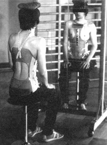 franz. Schlinge  zur Verbesserung der Kopfhaltung bei Physiotherapie im Korsett vor Spiegelselbstkontrolle