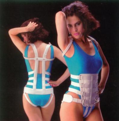 luftiges "Hochsommer-Taylor-Gurti" mit Schrittgurten. Sieht zwar gut aus, ist aber sicher nicht angenehm und bequem zu tragen.