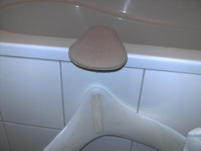 Die Pelote wird mit an der Rückseite selbstklebenden Klettband befestigt.