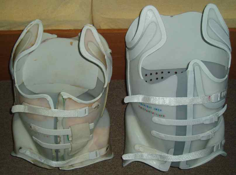 Meine beiden bisherigen Rahmouni-Korsette. Man sieht deutlich, dass das zweite wesentlich größer ist als das alte, trotzdem ist es wesentlich bequemer zu tragen.