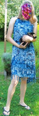 Hier ein Foto von heute, dem heißesten Tag des Jahres: Im Pareo kann man es auch bei Hitze gut aushalten! PS. Das Meerschweinchen musste auf Geheiß meiner Tochter auch unkenntlich gemacht werden *grins*