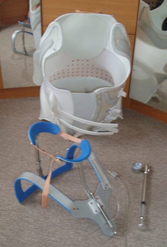 Der Wirbelsäulenentlaster zusammen mit dem Rahmouni-Korsett