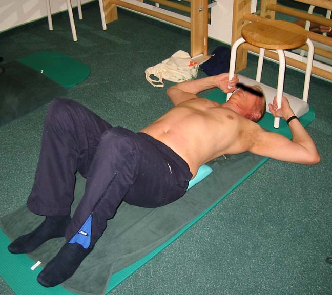 Hocker über dem KopfX.jpg