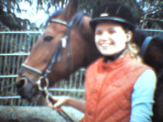 Das ist die Ex-Traber STute Jessy und Ich ! Ich bin sie bis vor kurzem immer geritten,bin aber jetzt auf noch n größeres pferdchen umgestiegen...!