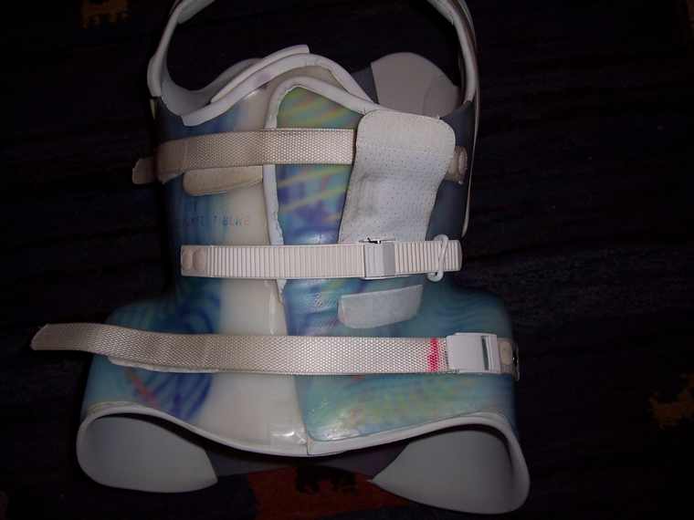 der mittlere Verschluss ist ein Ratschenverschluss; die (hier hochgeklappte) Stofflasche verhindert, dass Löcher in Pullis etc. entstehen