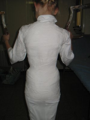 Und das ist Hanna beim Eingipsen fürs neue Korsett. Dabei hat sie immer einen riesen Spaß!