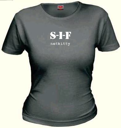 Shirt-Farbe: Graphit
<br />Ausrichtung: Mitte
<br />1. Zeile: S-I-F (Stencil, weiß, sehr groß) 
<br />2. Zeile: Username (Courier, weiß, klein)