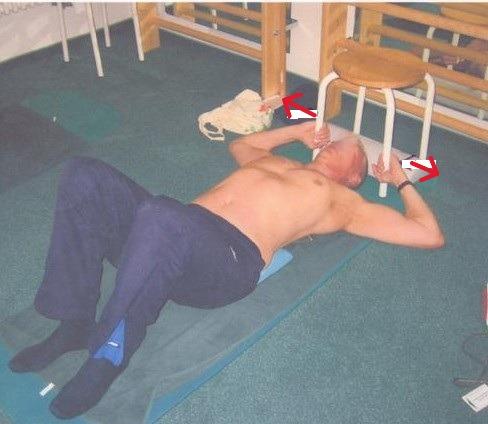 REHA 2005<br />Bei Rundrücken die Hockerbeine auseinanderziehen -->rote Pfeile<br />Kopf leicht in den Boden spannen, falls möglich<br />Keine Korrektur der LWS --><br />Halbrundkissen unter den Bereich legen